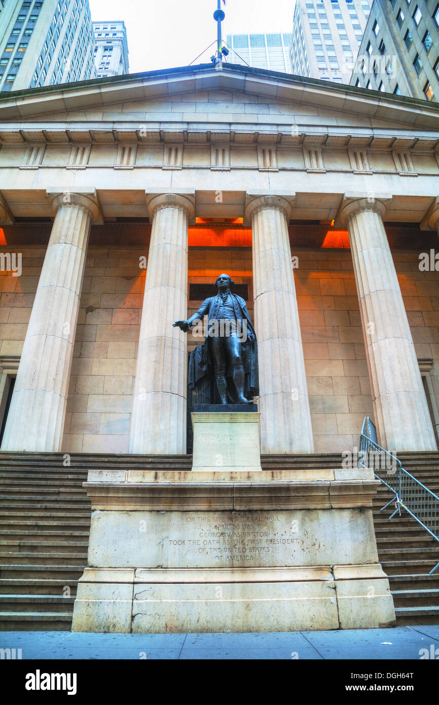Federal National Memorial Hall en Wall Street en Nueva York en la mañana Foto de stock