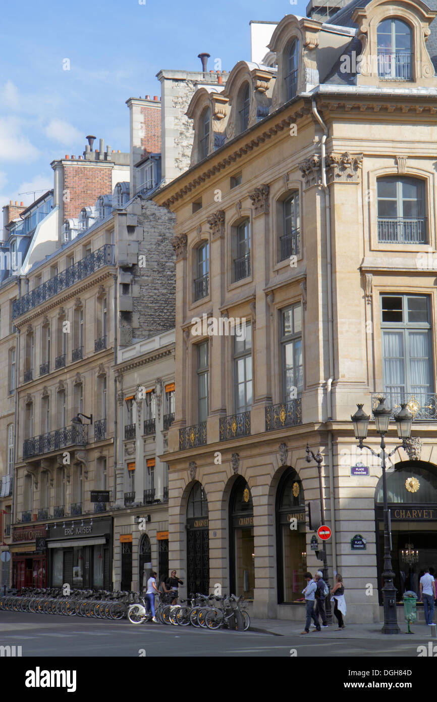 París Francia,9th arrondissement,place Vendôme,Charvet,Velib bike share system station,historic Haussmann condominium,residential,apartment,apartments, Foto de stock