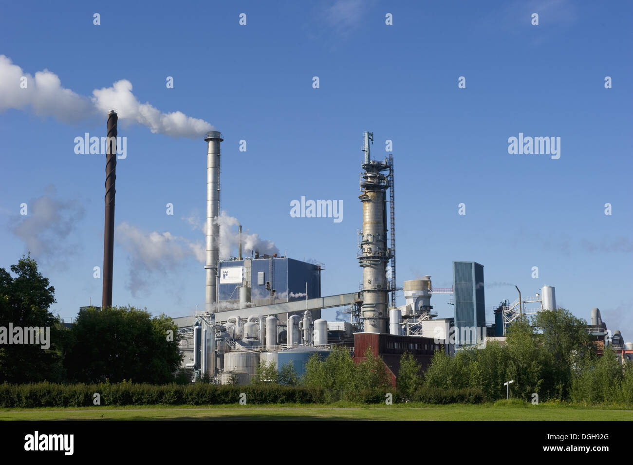 Fábrica de celulosa con chimeneas, obras, Gastrikland Vallviks, Norrland, Suecia, agosto Foto de stock
