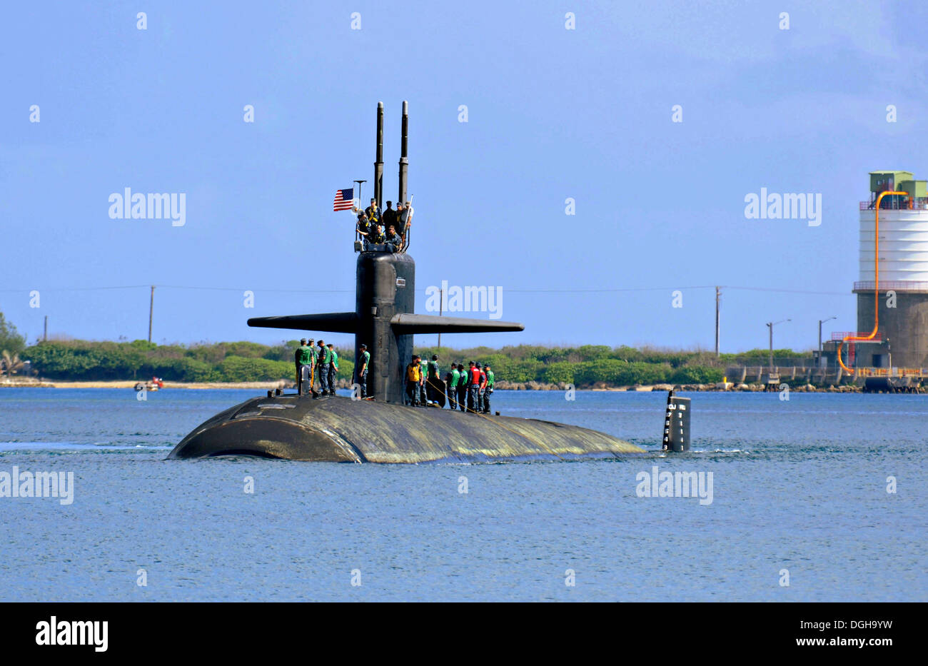 US Navy Los Angeles-clase de submarinos de ataque USS Albuquerque llega en el puerto de Apra Mayo 7, 2013 en Guam. Foto de stock