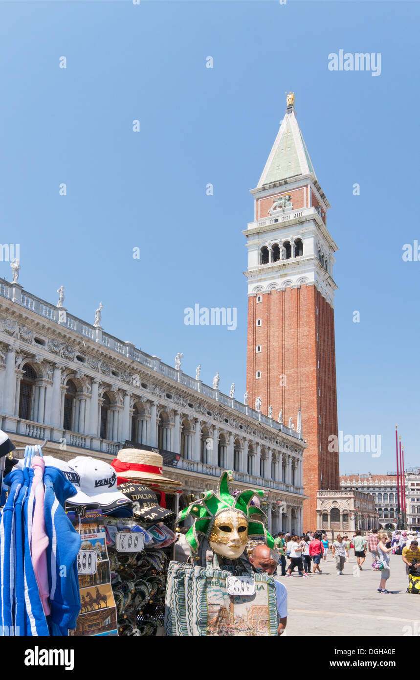 Puesto de venta de sombreros y máscaras con Marco Basílica campanile al fondo la plaza de San Marcos de Venecia, Italia, Europa Foto de stock
