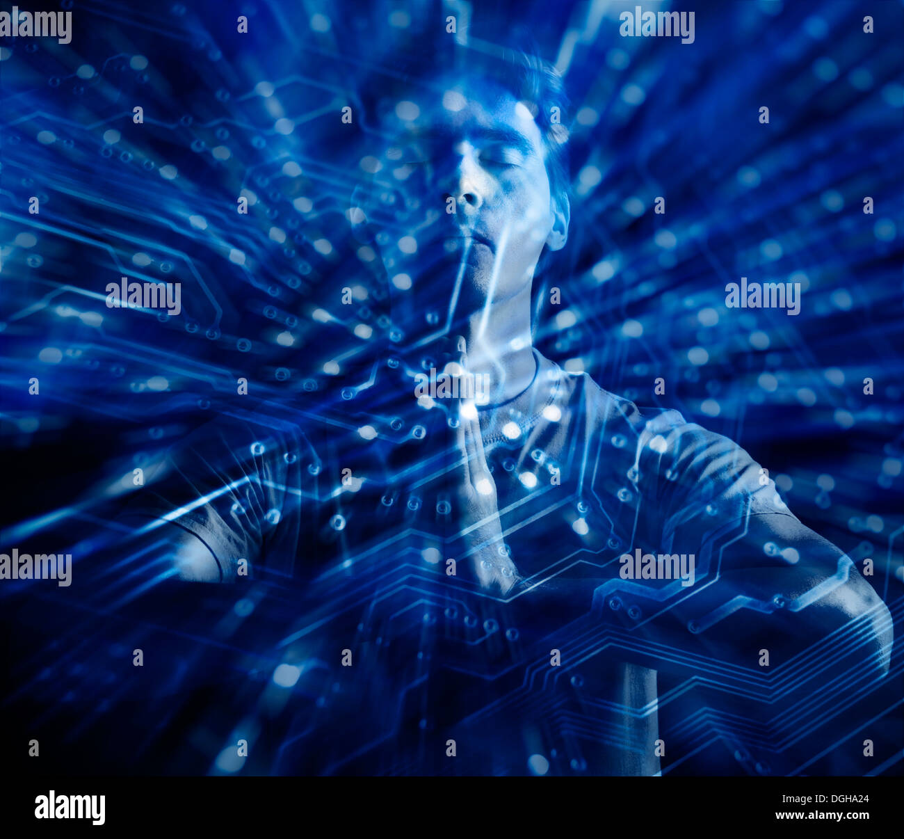 Retrato de un hombre conceptual meditando con sus manos entrelazadas junto rodeado por circuitos digitales, tecnología Foto de stock