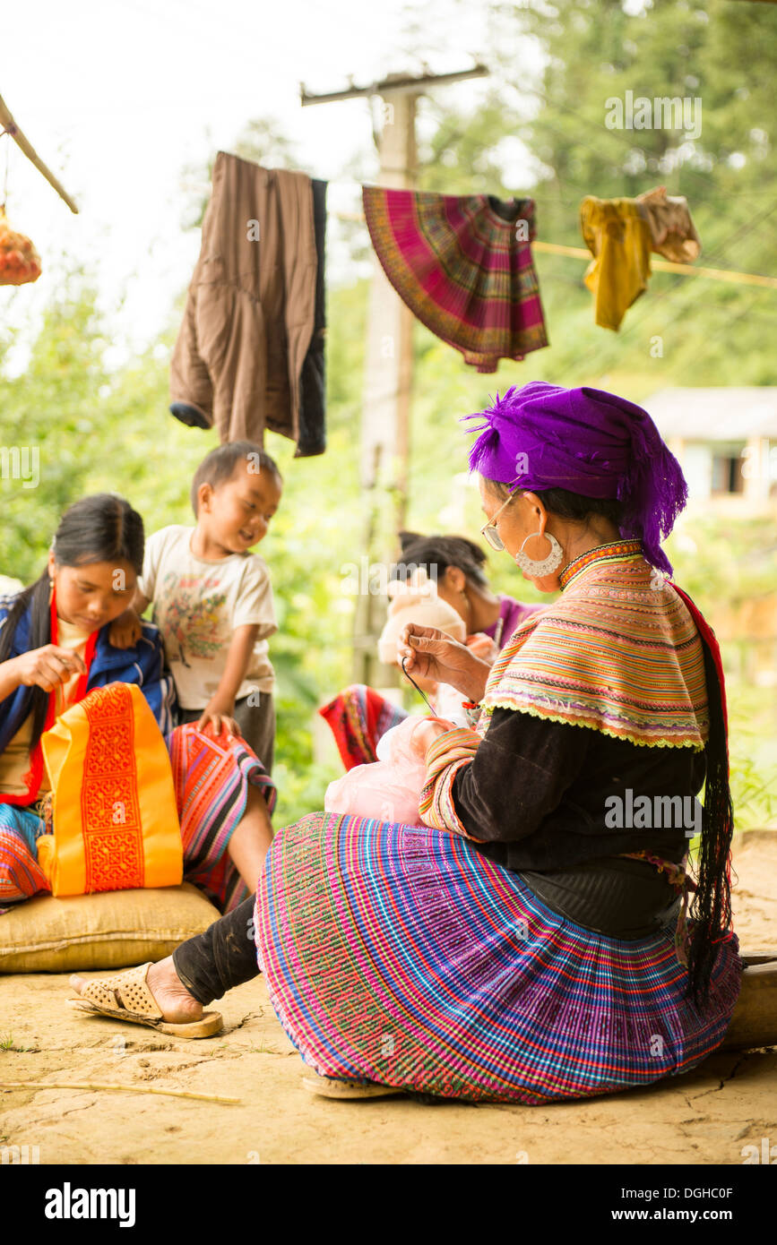 Flor Hmong womans bordado trabajan en la casa , Bac Ha Lao Cai,Vietnam Foto de stock