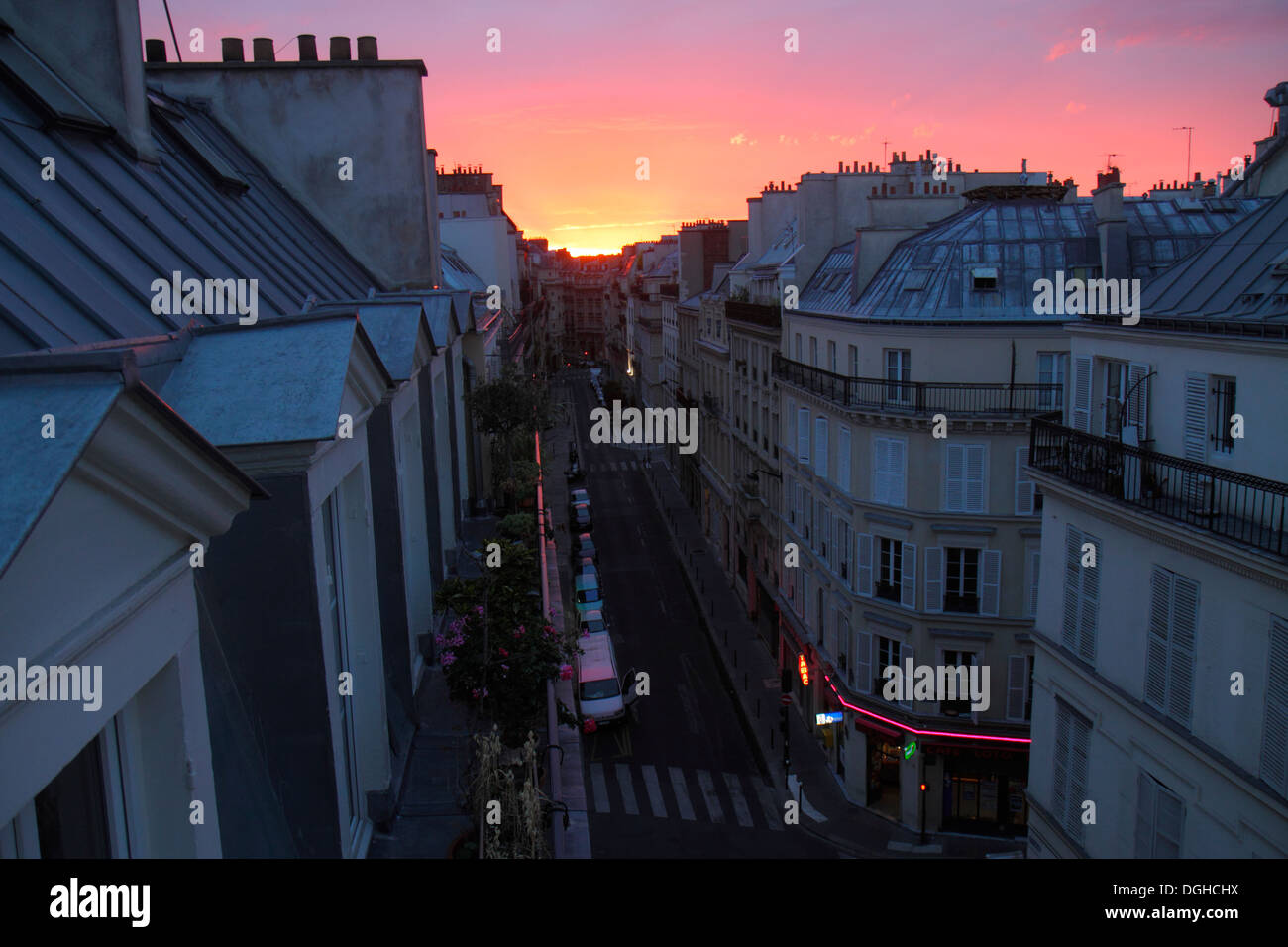 París Francia,9th arrondissement,Rue la Bruyere,calle,vista aérea desde arriba,puesta de sol,condominio Haussmann,residencial,apartamento,apartamentos,fl Foto de stock