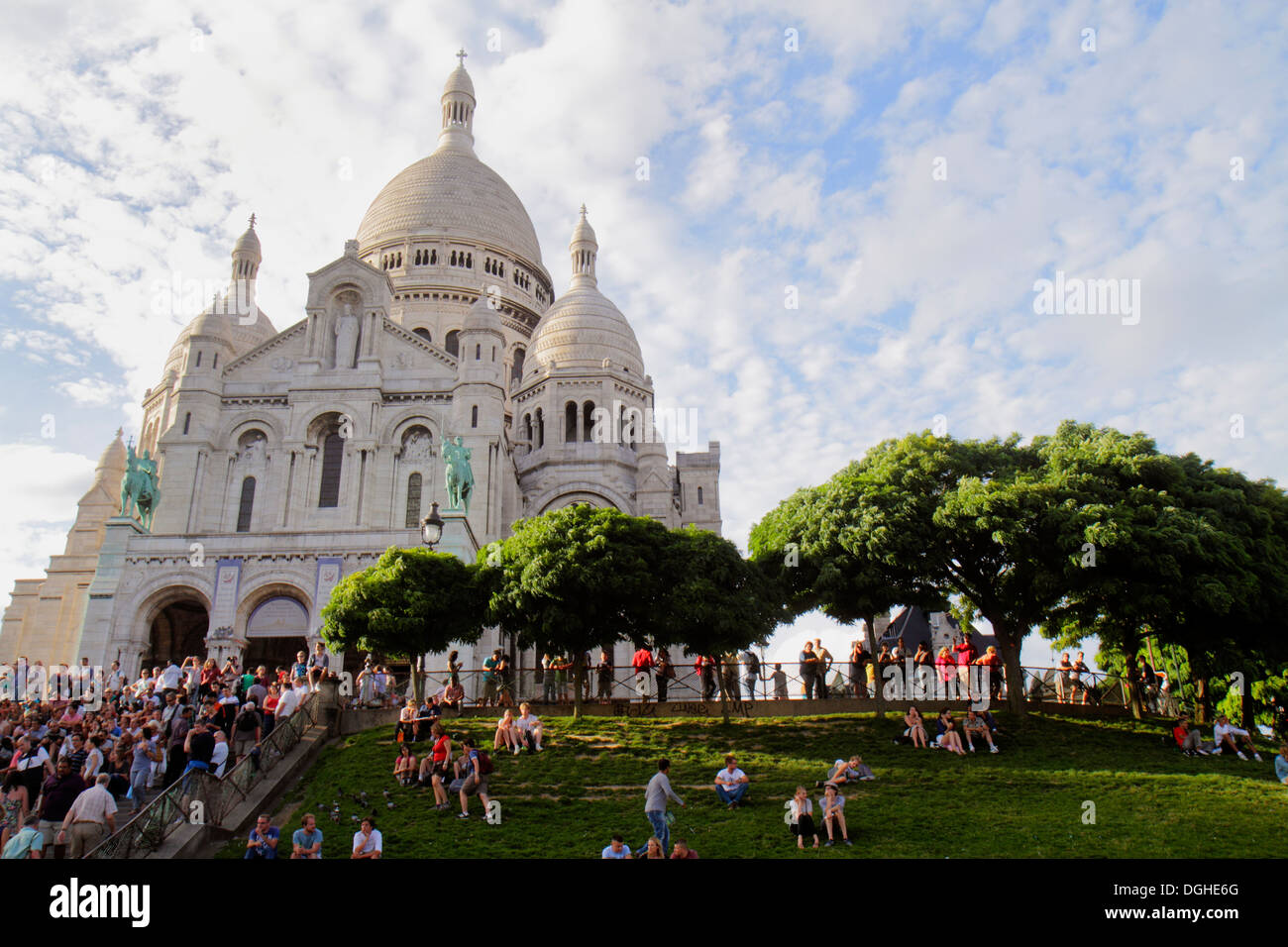 París Francia,18th arrondissement,Montmatre,Rue du Cardinal Dubois,La Basilique du Sacré-Coeur,Sagrado Corazón,Católico Romano,iglesia,escalones escaleras escalera escaleras Foto de stock