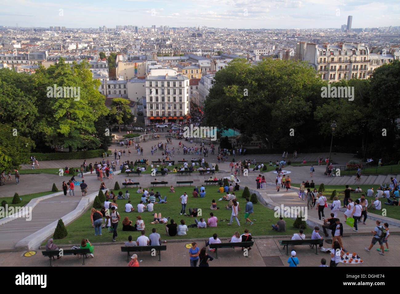 París Francia,18th arrondissement,Montmatre,Rue du Cardinal Dubois,Square Louise Michel,vista desde La Basilique du Sacré-Coeur,Sagrado Corazón,Catol Romano Foto de stock