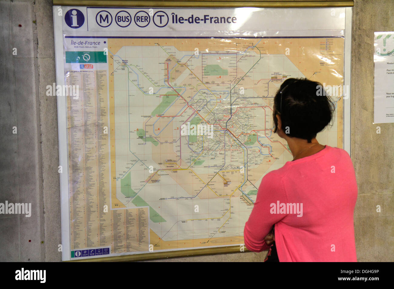 París Francia,1st arrondissement,Tuileries Metro Station Línea 1,metro,tren,autopista Mapa de rutas,Isla de Francia,France130818119 Foto de stock