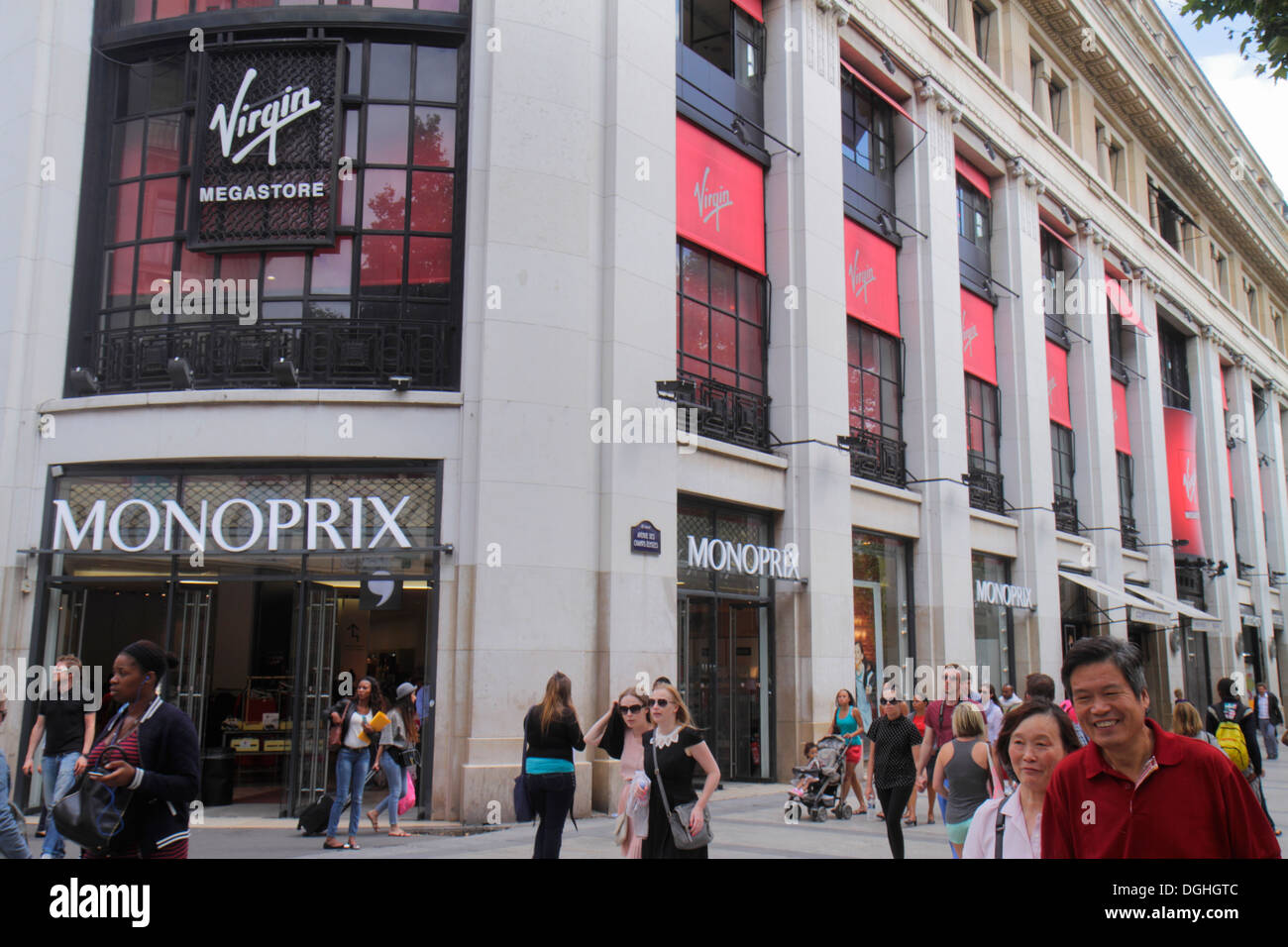 Shops on avenue champs elysees paris fotografías e imágenes de alta  resolución - Alamy