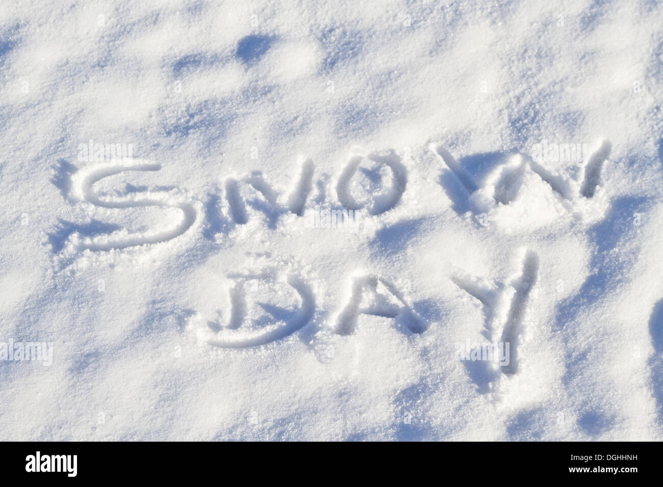Snow Day escrito en letras mayúsculas en la nieve fresca significa ninguna escuela Foto de stock