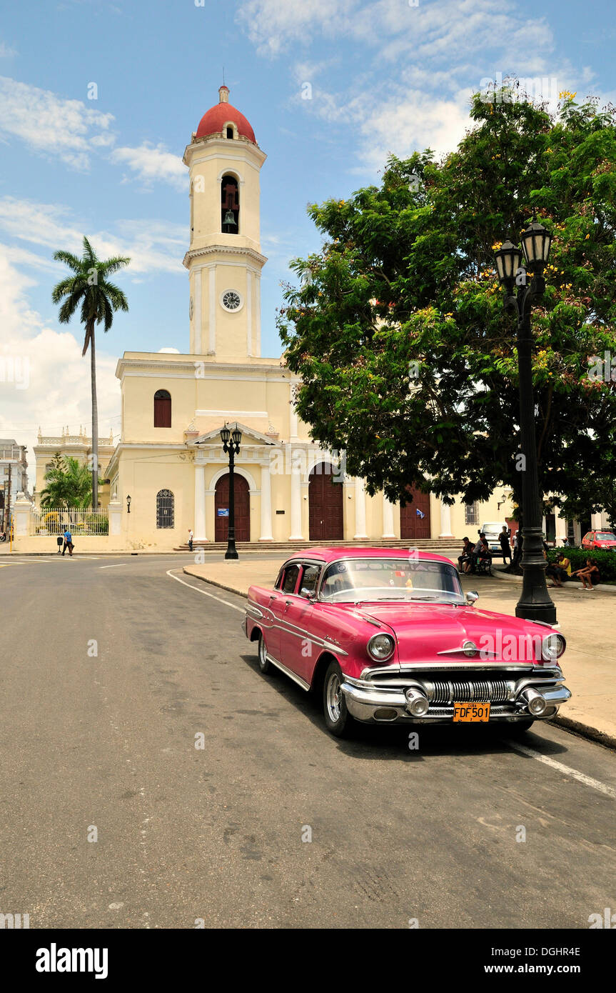 Pontiac, clásico coche estacionado en frente de la Catedral de la Purisma Concepcion junto al Parque Parque Martí, Cienfuegos, Cuba Foto de stock