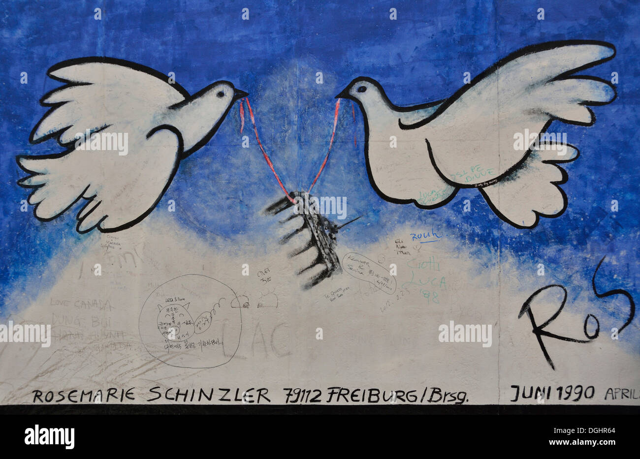 Palomas de la paz con la Puerta de Brandenburgo pintado sobre los restos del muro de Berlín, el mural por Rosemarie Schinzler, East Side Gallery Foto de stock