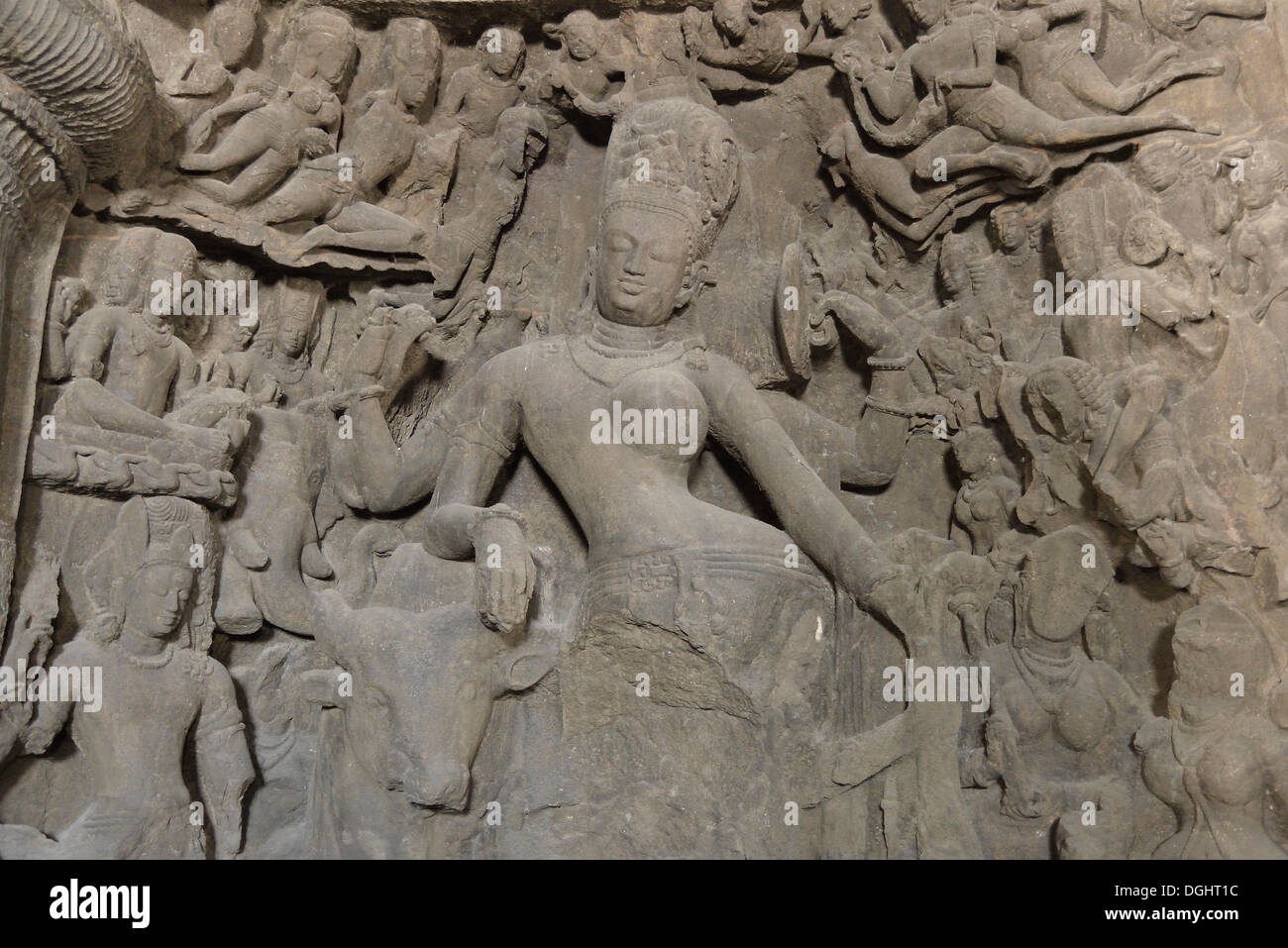 Figura de Shiva en una persona con Parvati en la cueva principal del templo de Shiva en la Isla de Elefanta, Sitio del Patrimonio Mundial de la UNESCO Foto de stock