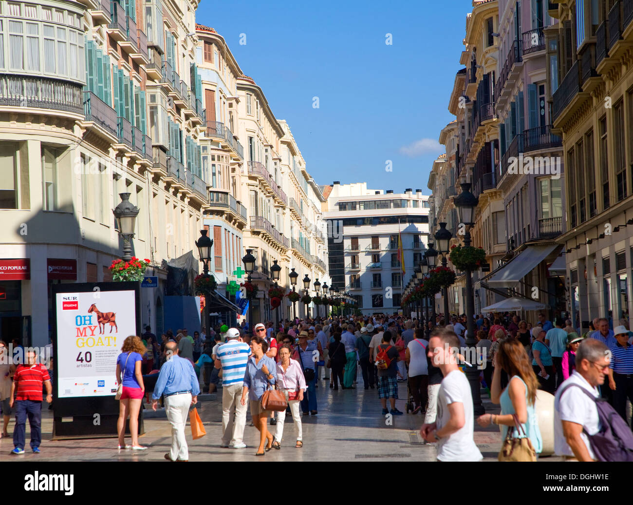 La gente en la calle comercial del centro de la ciudad de Málaga, España Foto de stock
