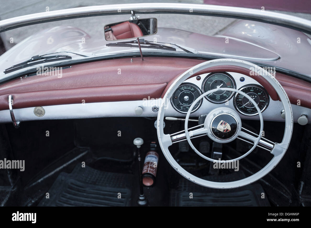 Antiguos Porsche 911, el salpicadero y el volante, desde la década de los 50, Irlanda Foto de stock