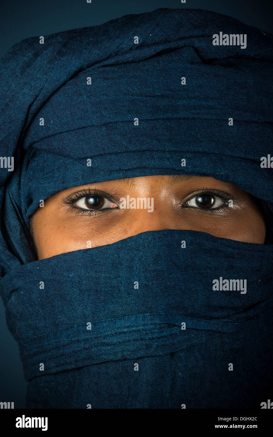 Niña Tuareg, Targia, velada con un cheche con sólo sus ojos visibles,  Argelia, Norte de África, África Fotografía de stock - Alamy