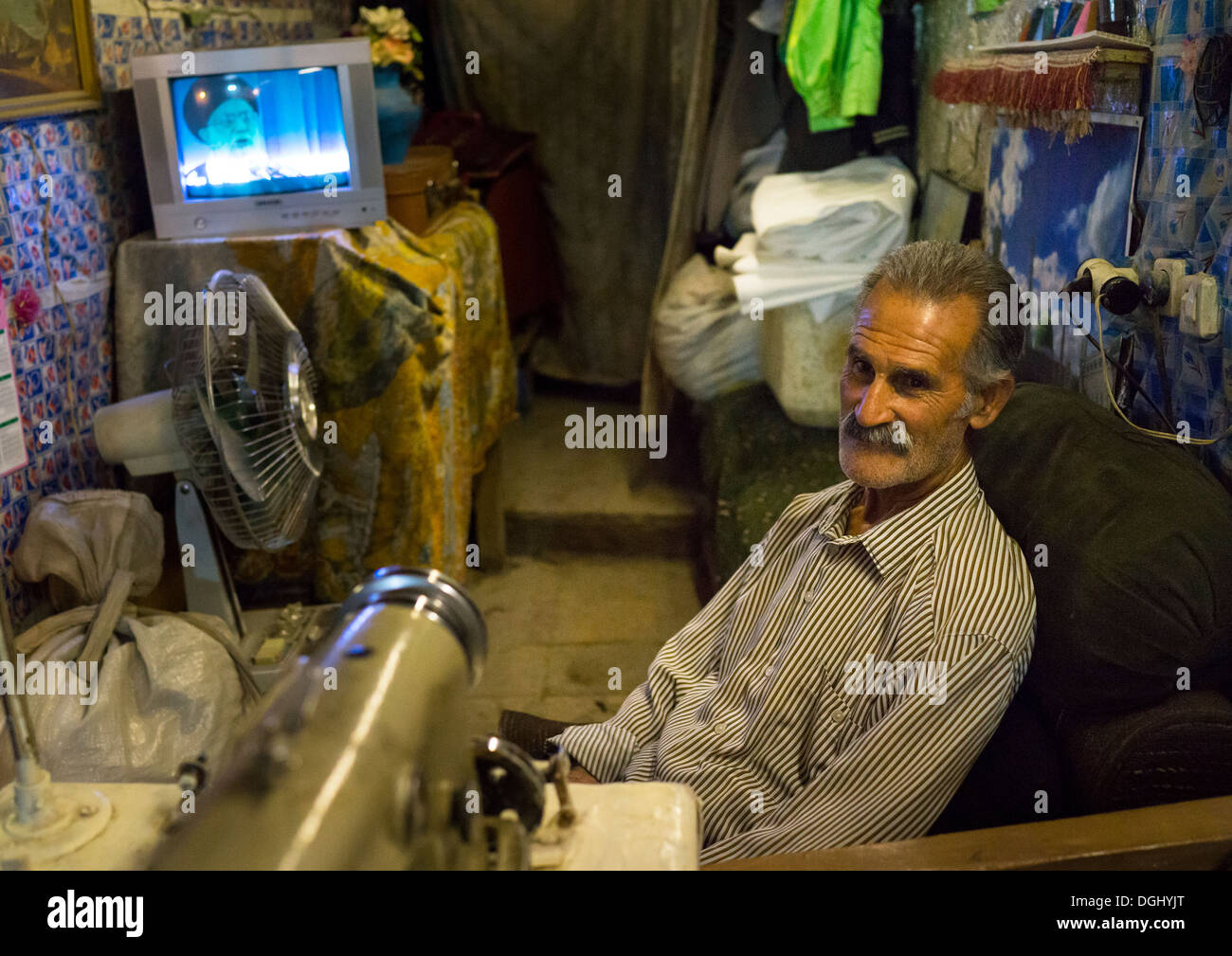 Hombre mirando la televisión en el Bazar, en Kermanshah, Irán Foto de stock