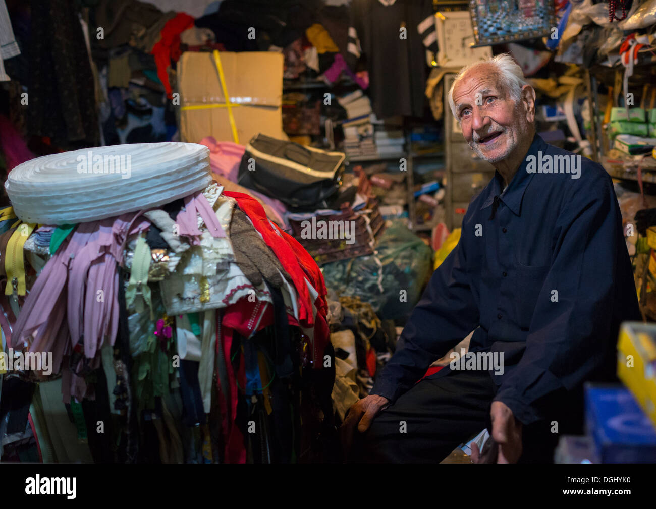 Viejo Hombre Venta de ropa en el Bazar, en Kermanshah, Irán Foto de stock