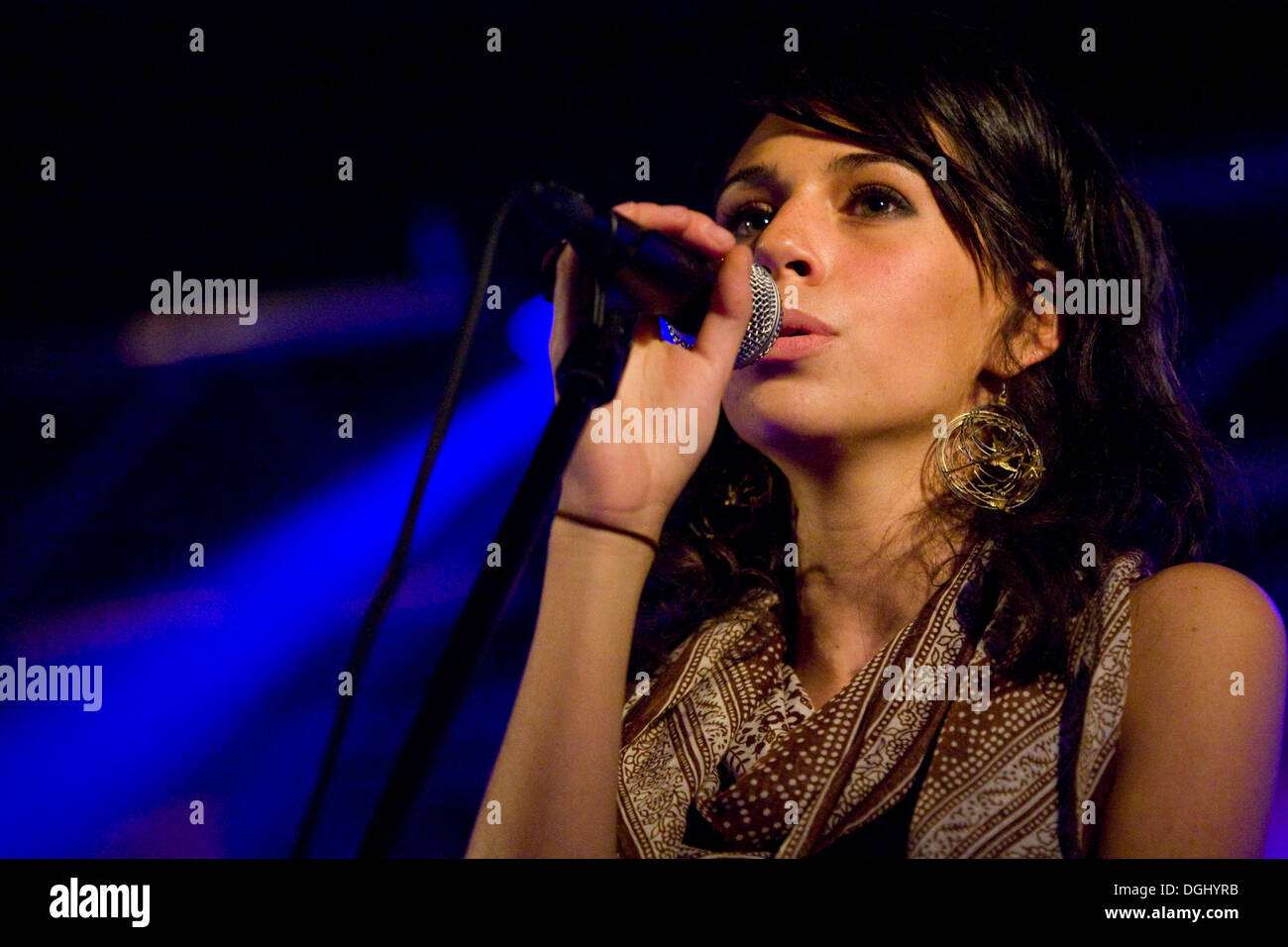 La cantante Nicole Zribi aka Djemeia del cantante y compositor suizo duo Jones n' Knascht Djemeia viven en el Club, Lucerna Foto de stock