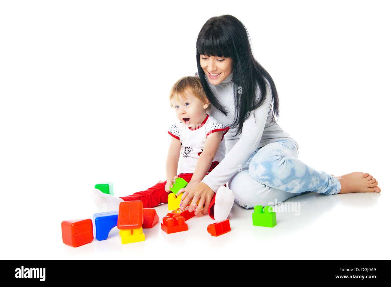 A la madre y al bebé a jugar con bloques de construcción de juguete Foto de stock