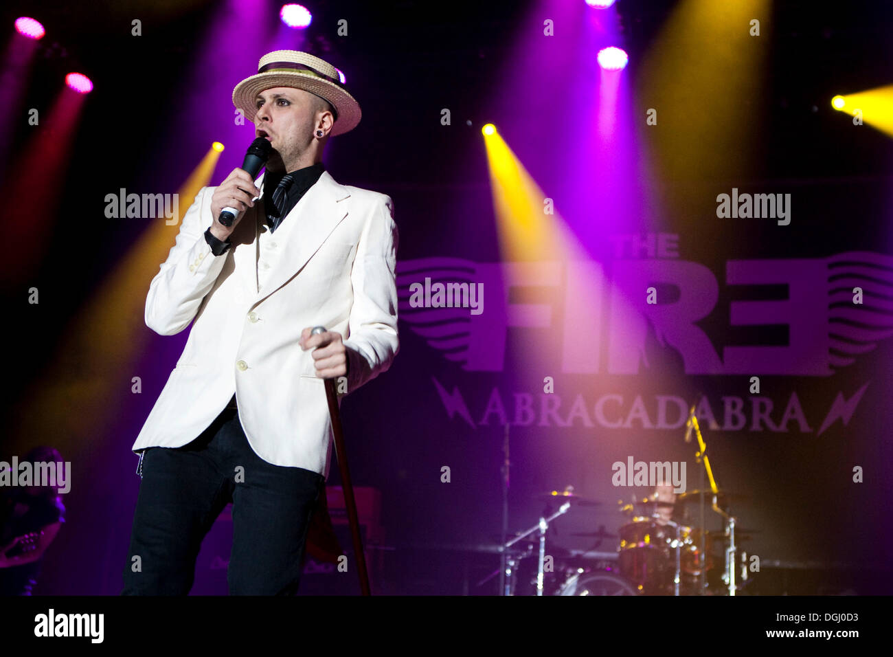 El cantante y frontman de Olly del rock italiano el fuego de la banda en vivo en el Stadthalle Sursee, Lucerna, Suiza Foto de stock