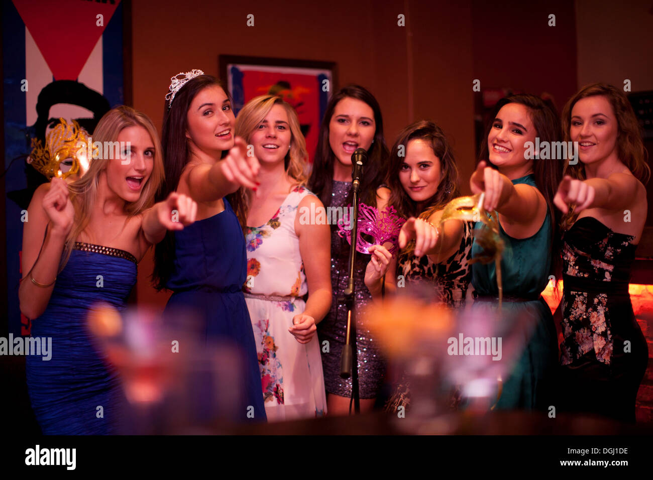 Las mujeres jóvenes cantando en el bar karaoke Foto de stock