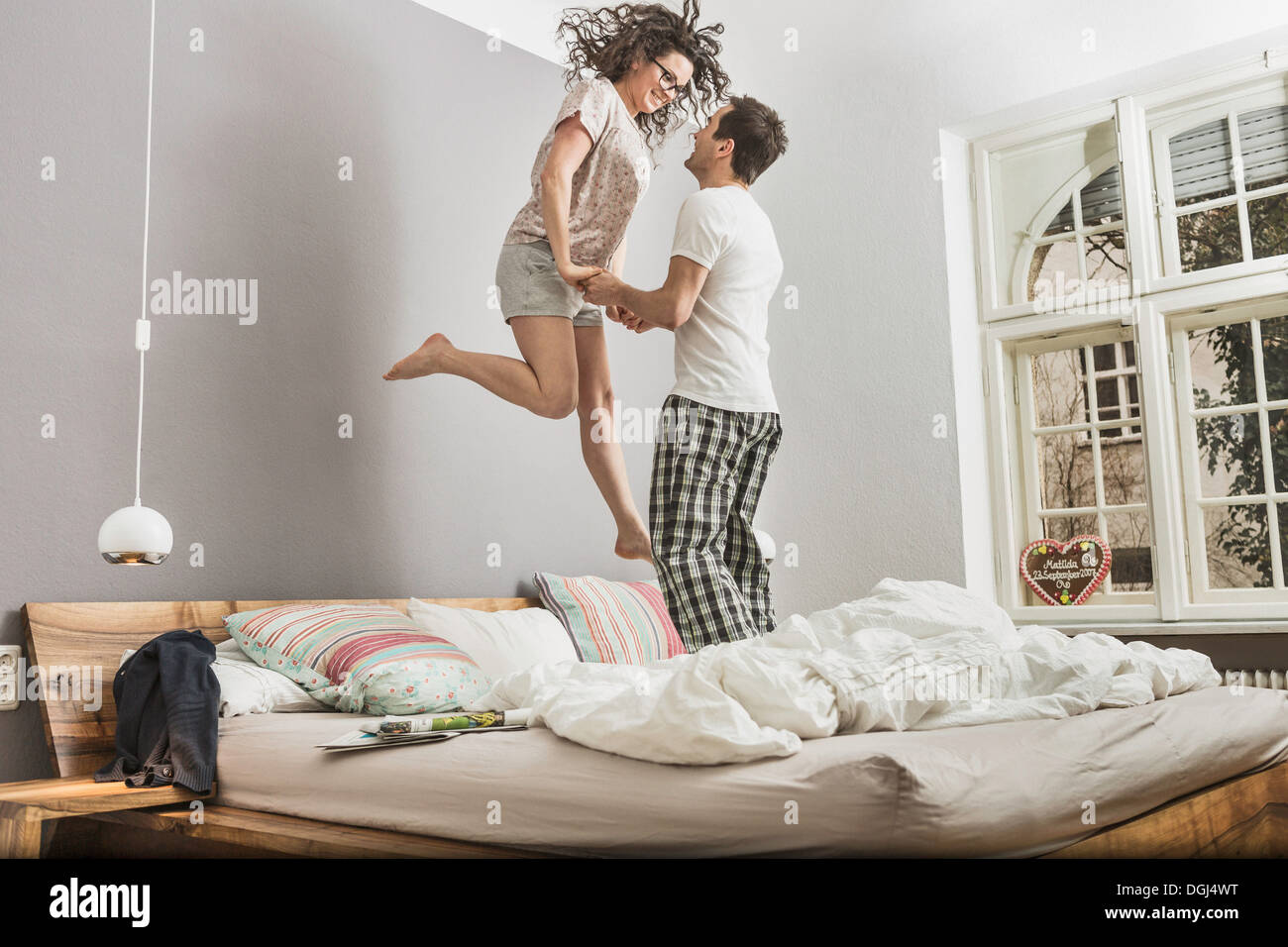 Couple jumping bed fotografías e imágenes de alta resolución - Alamy
