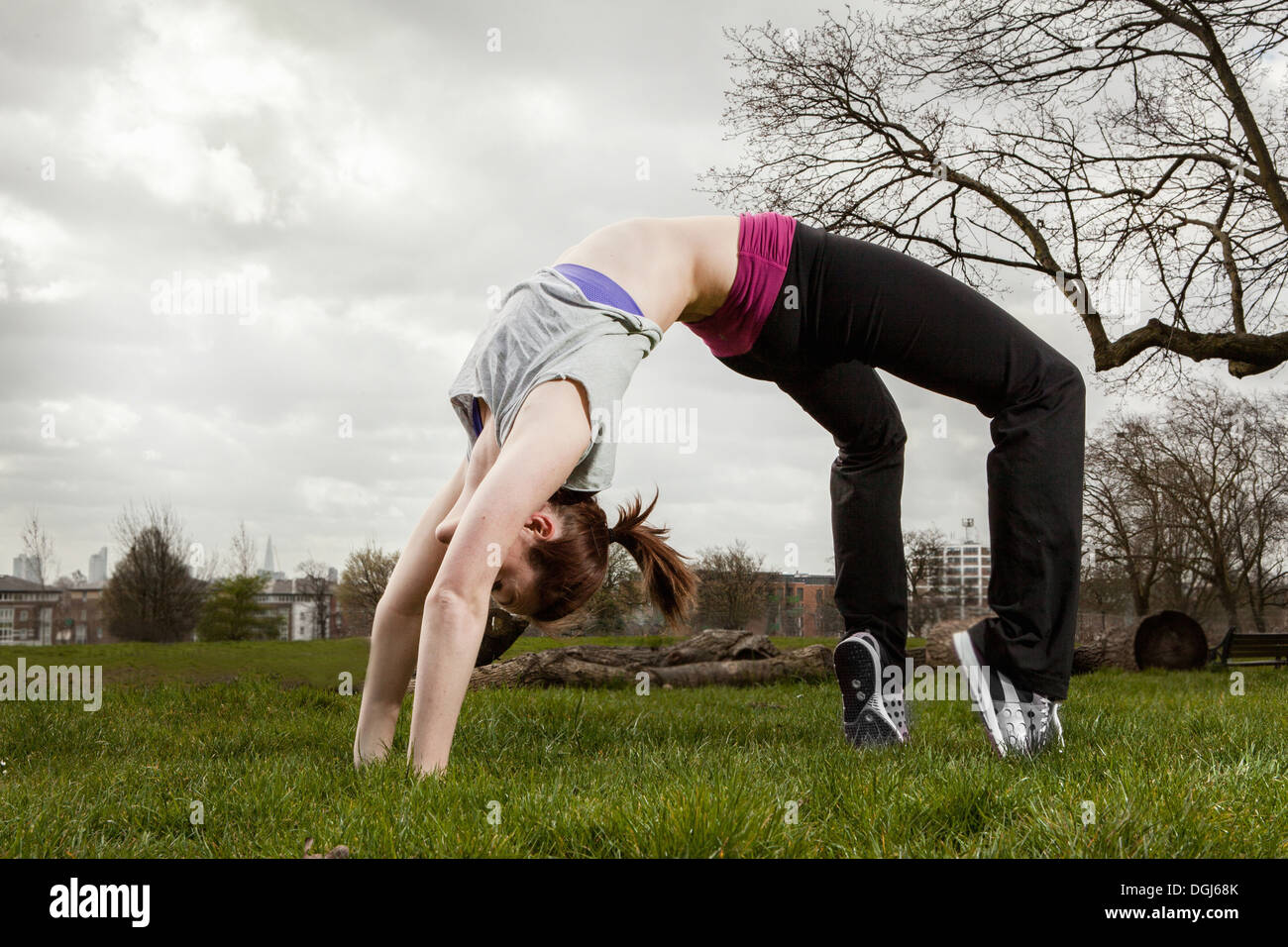 Mujer en pose yoga backbend Foto de stock