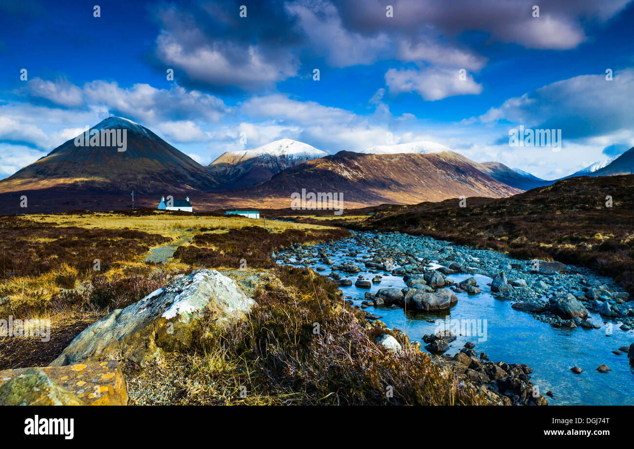 Red Cuillins detrás Dearg Alt House. Foto de stock