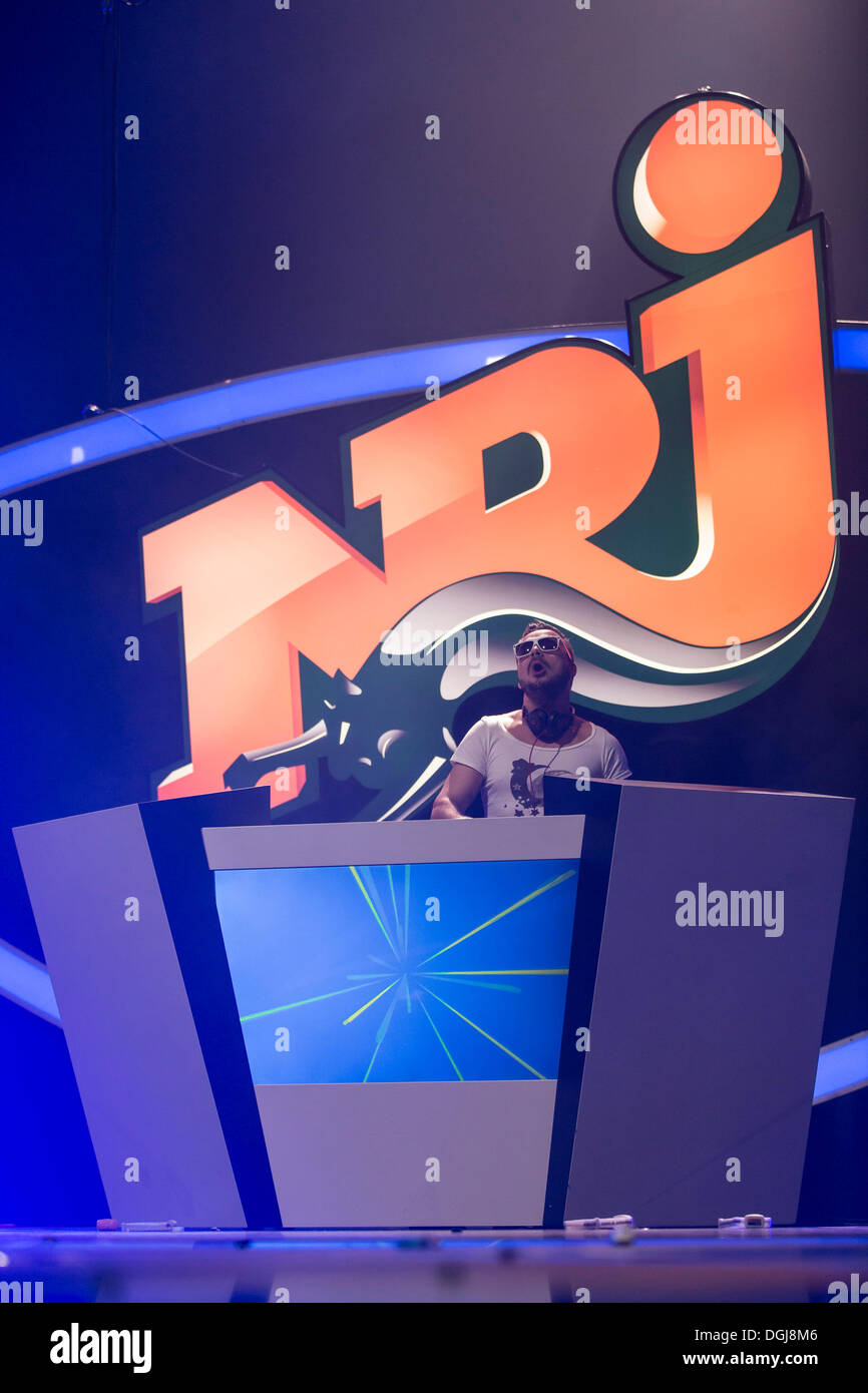 DJ Mario Romano desde el trío de baile italiano Tacabro tocando en vivo en las estrellas de energía Gratis en el Hallenstadion de Zúrich Foto de stock