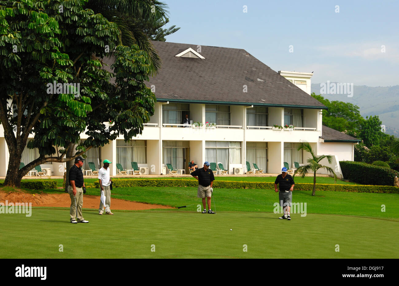 Los golfistas en el putting green, en frente del Royal Swazi Spa Hotel, Ezulwini, Suazilandia, África Foto de stock