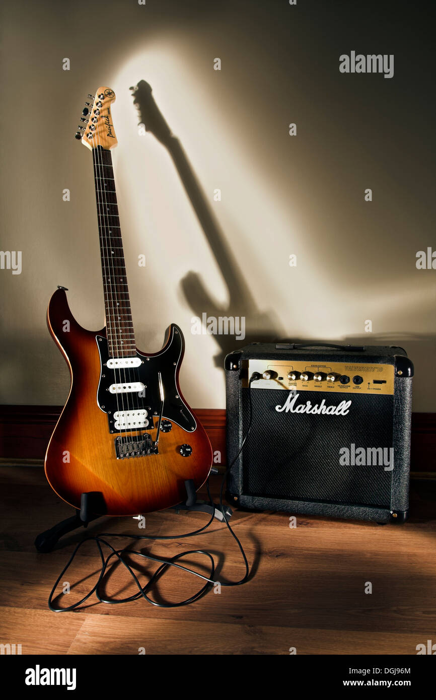 La guitarra eléctrica y el amplificador. Foto de stock