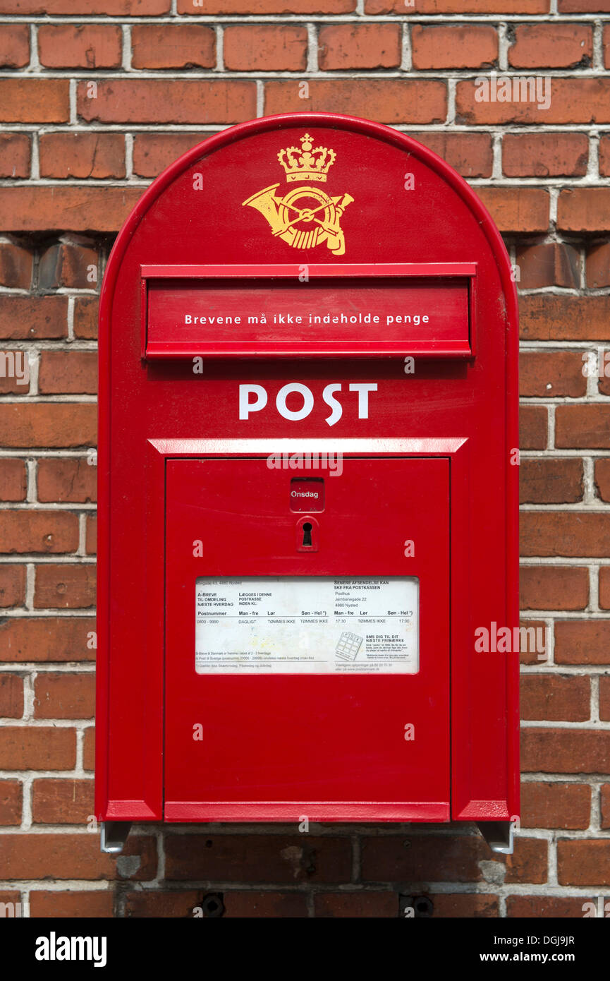Carta roja al cuadro del servicio postal danesa Post Danmark, Nysted, Dinamarca, Europa Foto de stock