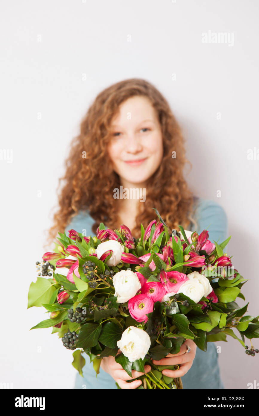 Niña entregando flores fotografías e imágenes de alta resolución - Alamy