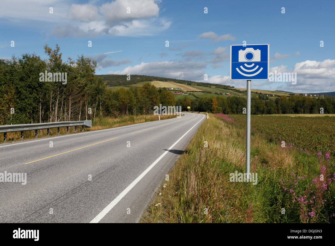 Señal de control de velocidad, Tynset, Hedmark, Noruega, el norte de Europa Foto de stock