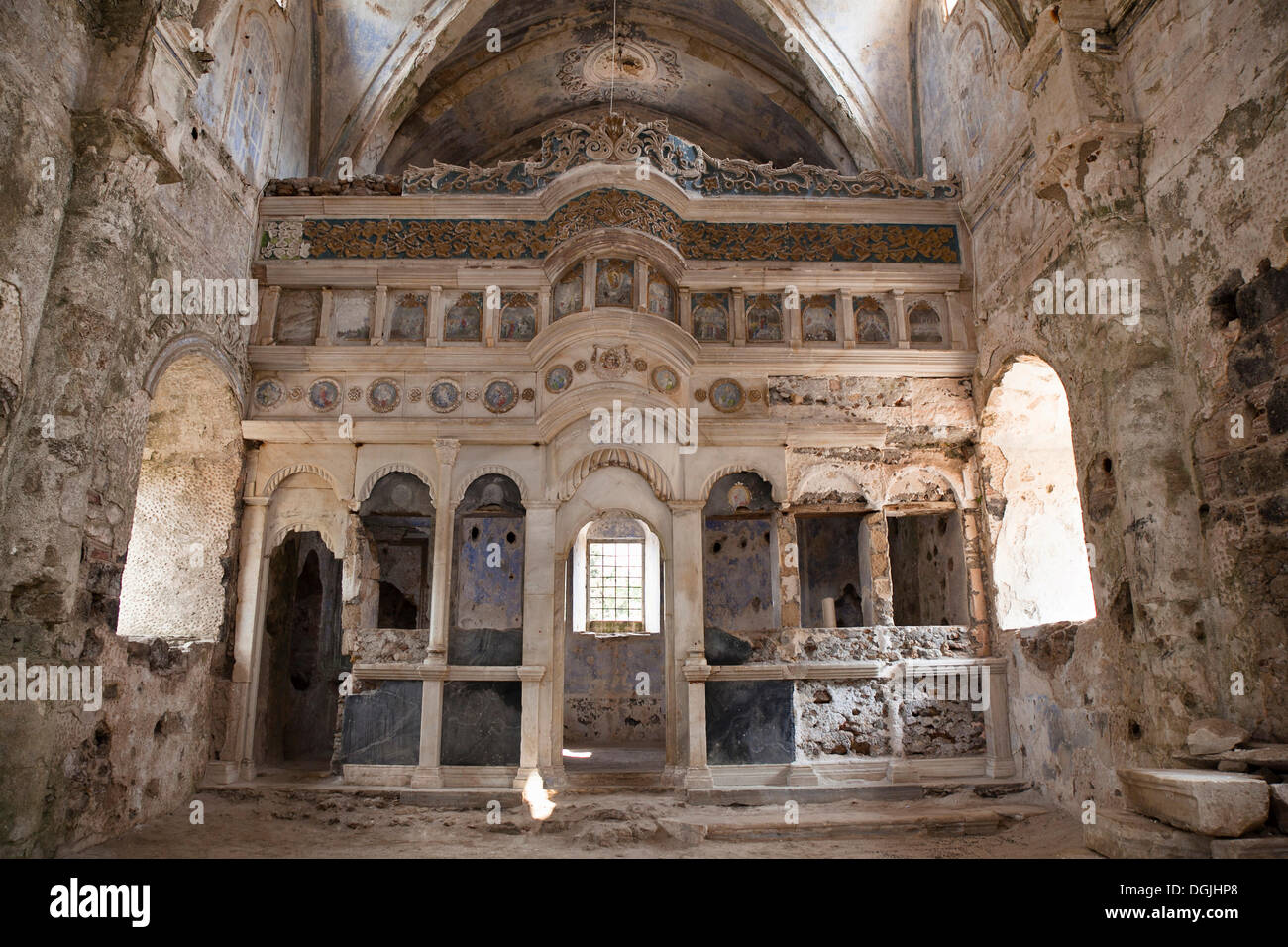 Desierta iglesia ortodoxa griega en la ciudad fantasma de Kayakoey cerca de Fethiye, ex Levissi, Licia, Mediterráneo, Turquía Foto de stock