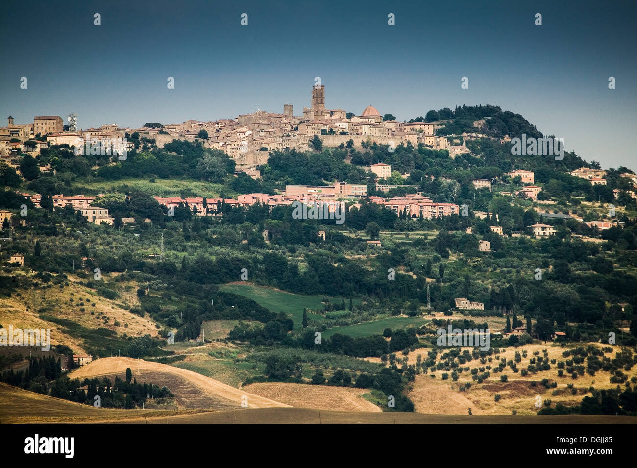 Vista lejana de la ciudad de Volterra, Toscana, Italia Foto de stock