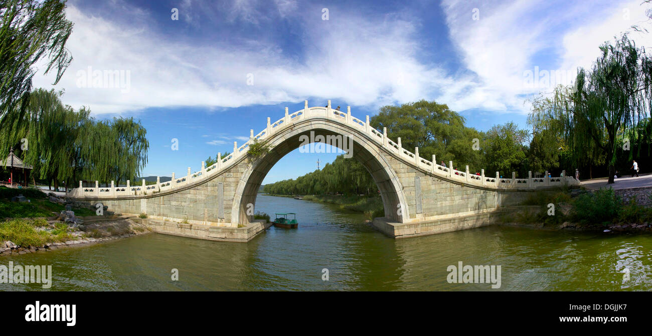 Puente en los jardines del Palacio de Verano, Beijing, China, República Popular de China Foto de stock