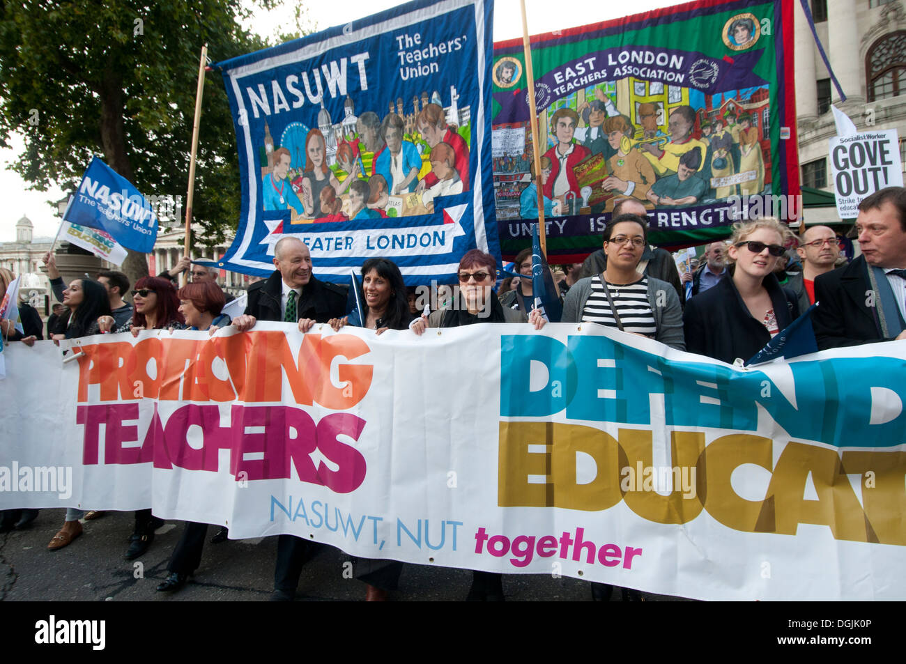 17 de octubre de 2013. Los maestros demuestran contra los cambios propuestos a las pensiones, marchando con banderas sindicales Foto de stock