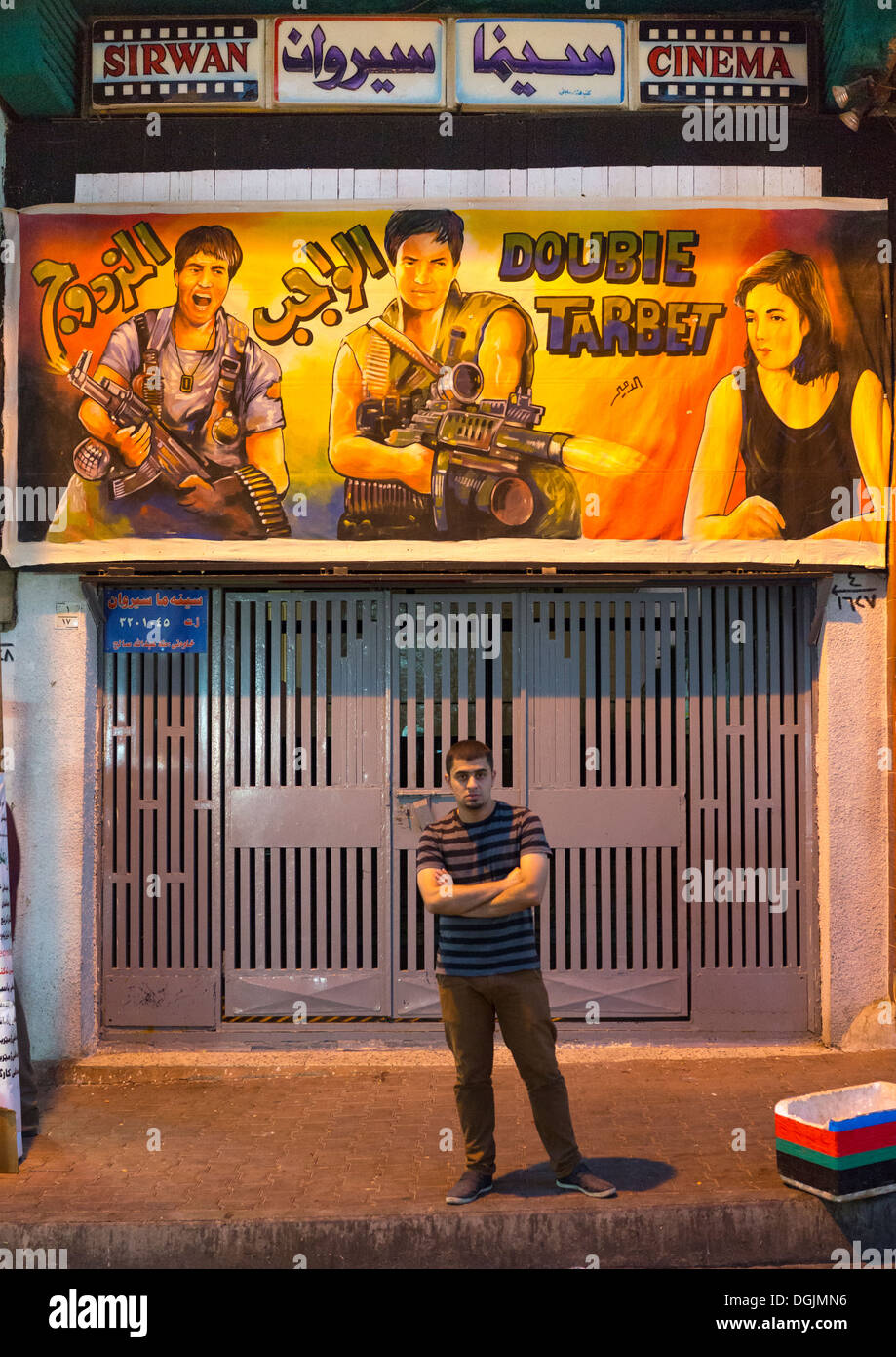 Hombre delante de un cine, Suleymanyah, Kurdistán, Irak Foto de stock