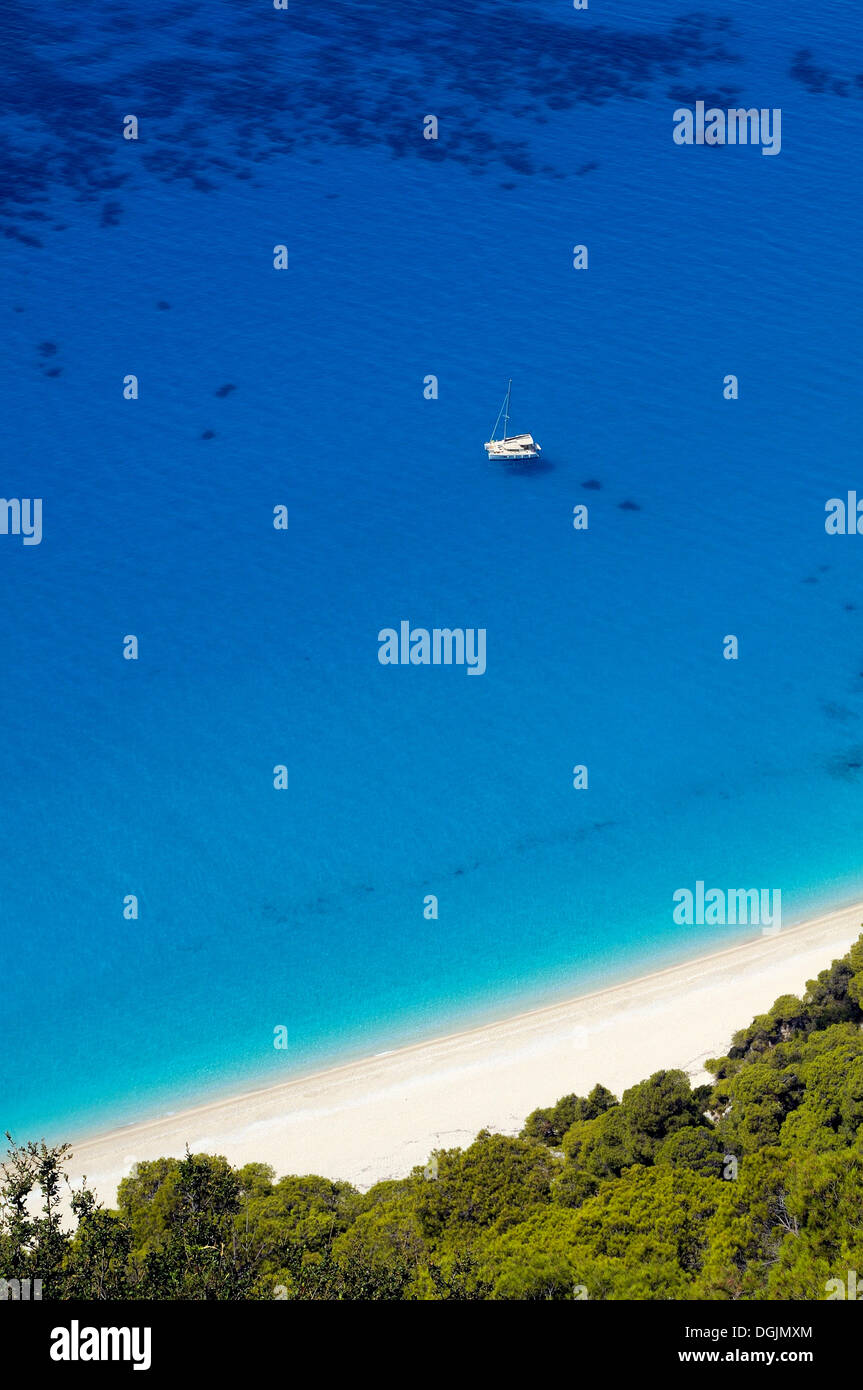 Catamarán es una bahía con agua azul brillante, Lefkas o Lefkada, Grecia, Europa Foto de stock