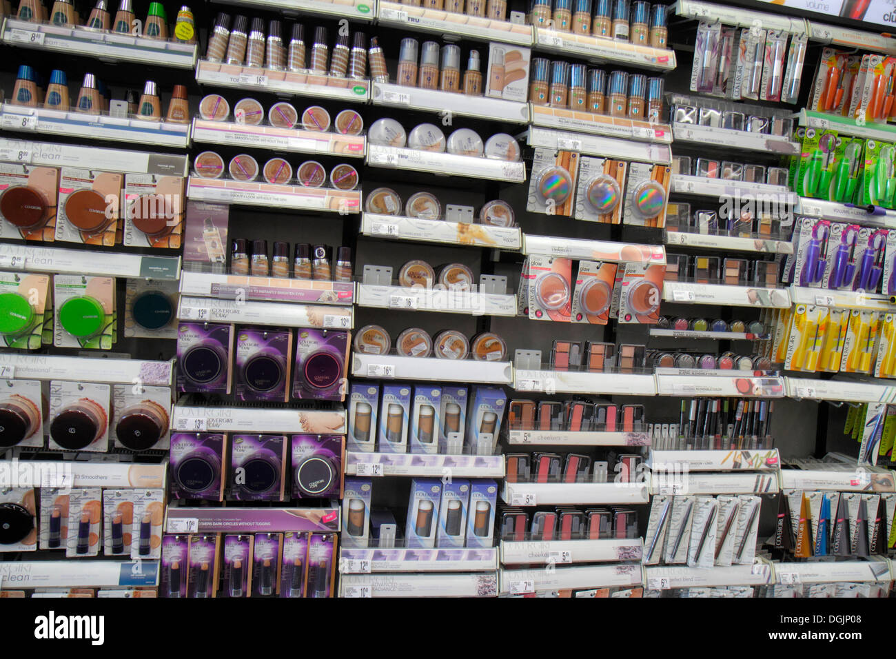Venta de productos de maquillaje en tiendas fotografías e imágenes de alta  resolución - Alamy