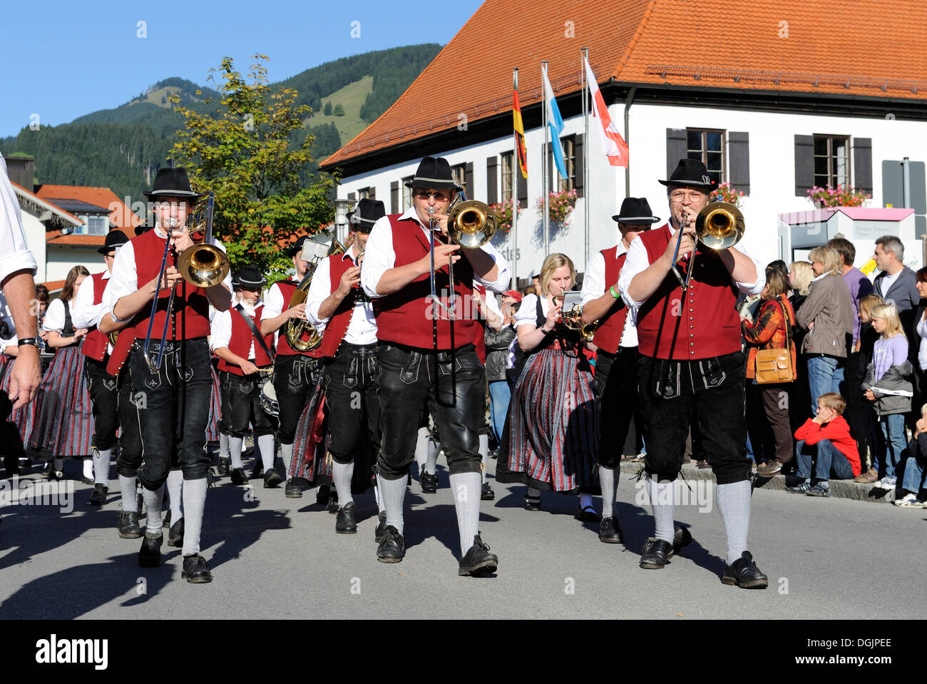Desfile para el regreso del ganado de los pastos de verano alpinos, en Pfronten, distrito Ostallgaeu Allgaeu, Baviera Foto de stock