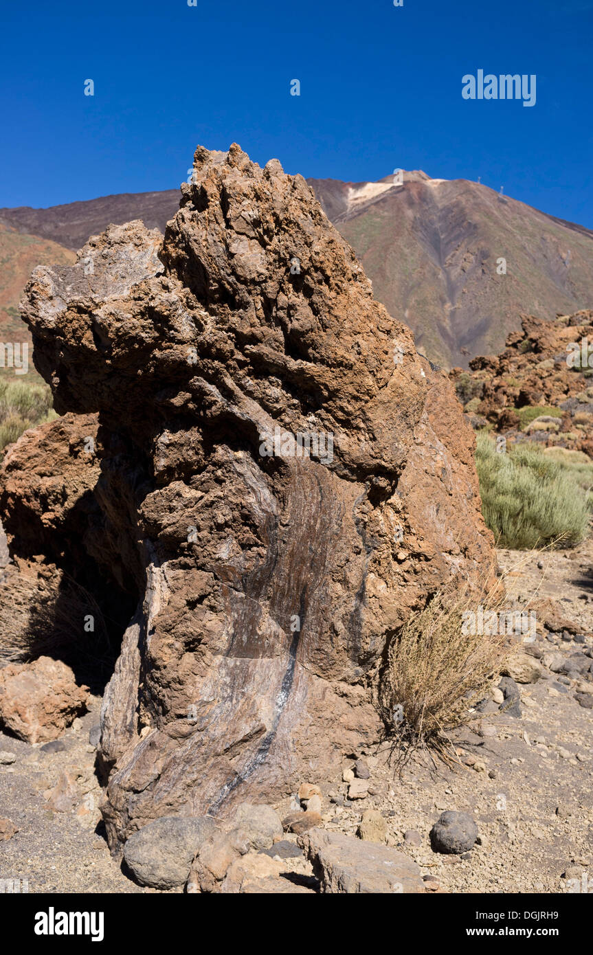 Formación de roca magma solidificado con estratos delante del Teide en Tenerife, Islas Canarias, España Foto de stock