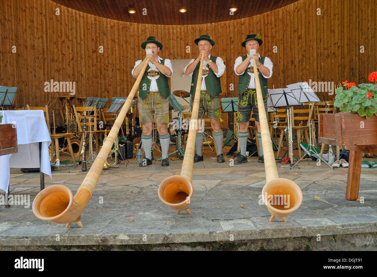 Los jugadores que actuarán en el Alphorn Fischbachauer Knoedelfest Dumpling, Festival, Fischbachau, Alta Baviera, Baviera Foto de stock