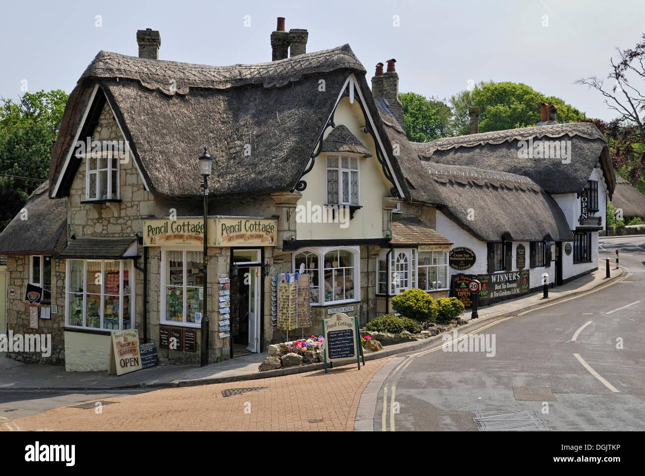 Cabañas con techo de paja y una tienda de té con souvenirs, Shanklin antigua aldea, en la Isla de Wight, al sur de Inglaterra, England, Reino Unido Foto de stock