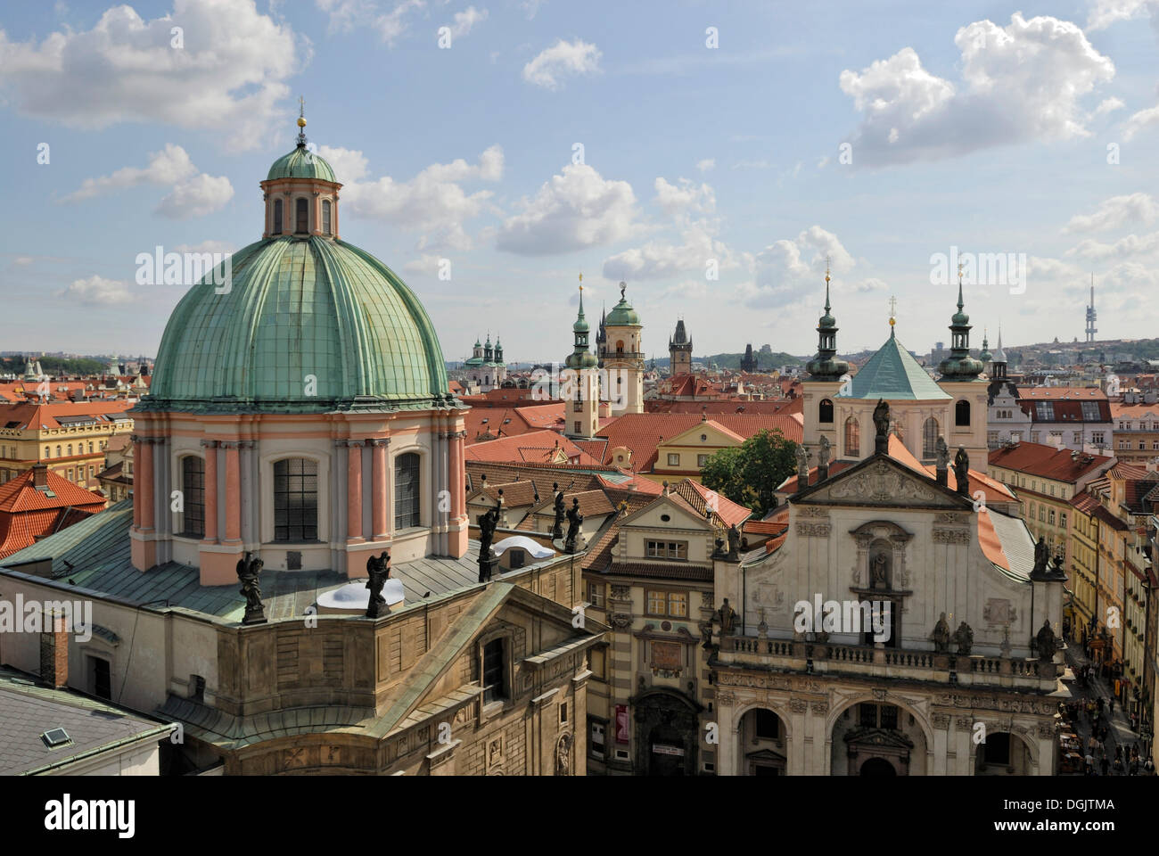 Vista desde la Torre del Puente de la ciudad vieja a las torres y tejados de Praga, República Checa, Europa Foto de stock