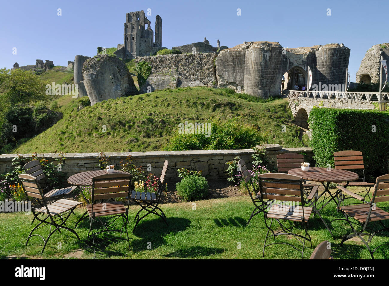 Cafetería junto al castillo Corfe ruina, ubicado en el castillo Corfe Village, Dorset, sur de Inglaterra, Inglaterra, Reino Unido, Europa Foto de stock