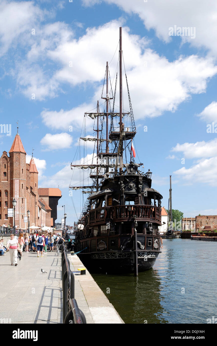 Excursión en barco por el histórico Motlawa en el largo puente en Gdansk. Foto de stock