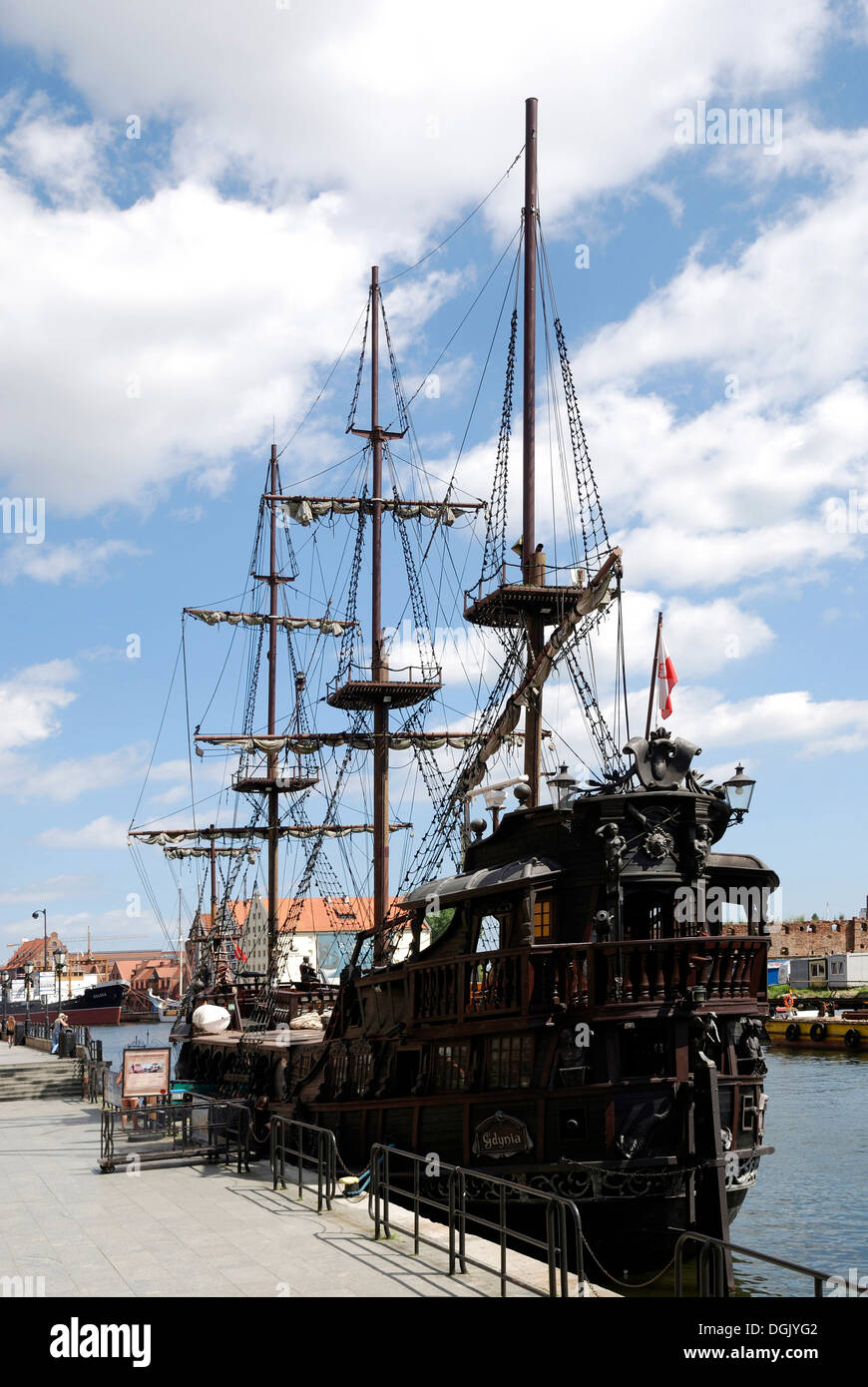 Excursión en barco por el histórico Motlawa en el largo puente en Gdansk. Foto de stock