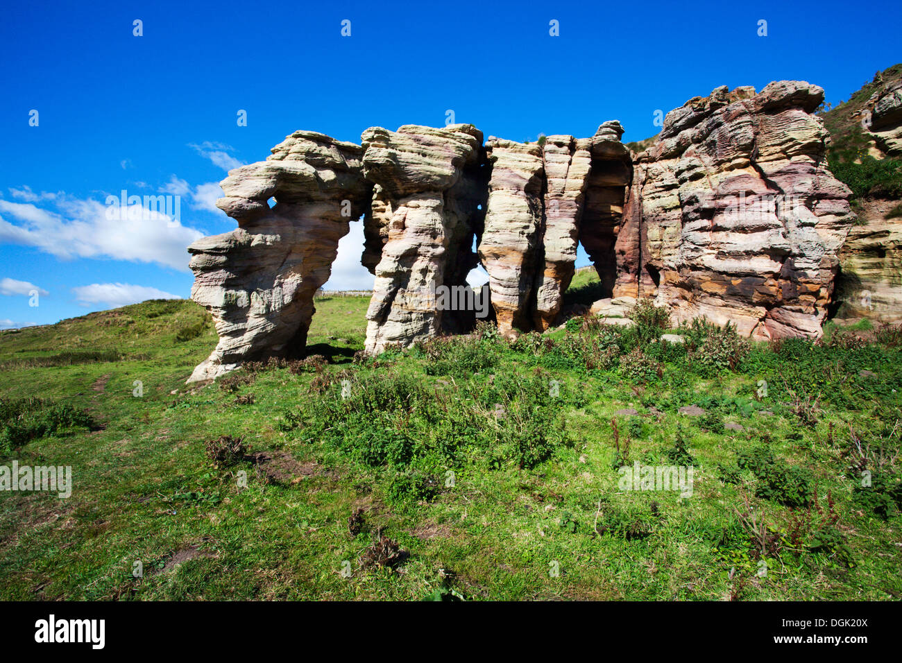 Formación rocosa en la ruta costera de Fife Fife Crail cerca de Escocia Foto de stock